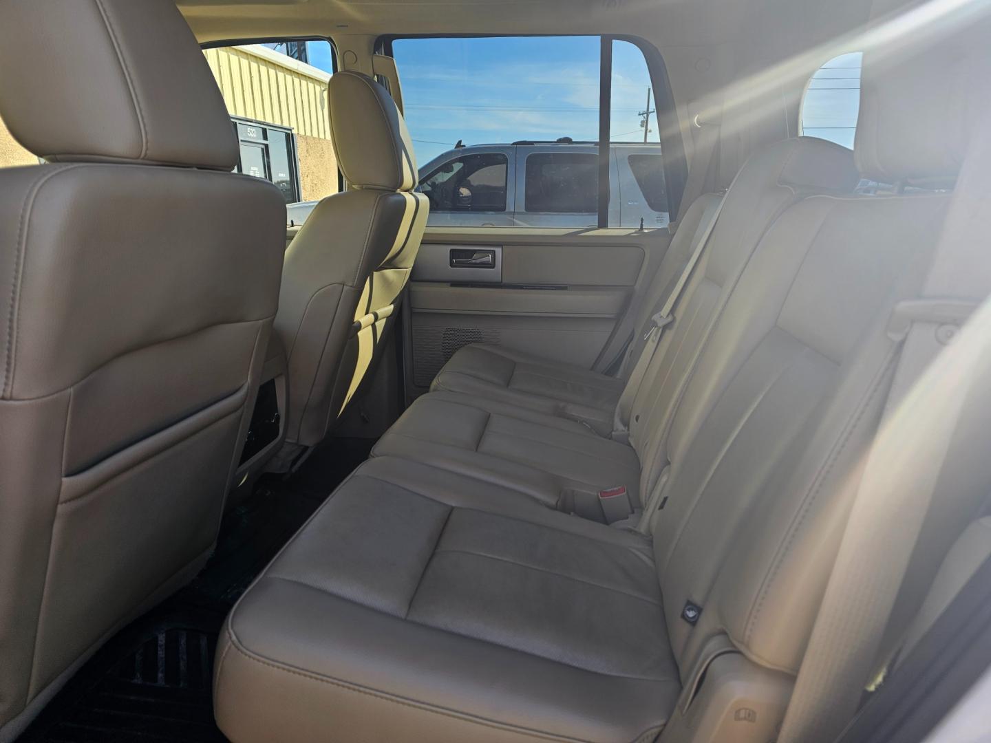 2015 WHITE FORD EXPEDITION Limited 4WD (1FMJU2AT2FE) with an 3.5L V6 DOHC 24V FFV engine, 6-SPEED AUTOMATIC transmission, located at 533 S Seven Points BLVD, Seven Points, TX, 75143, (430) 255-4030, 32.313999, -96.209351 - Photo#5